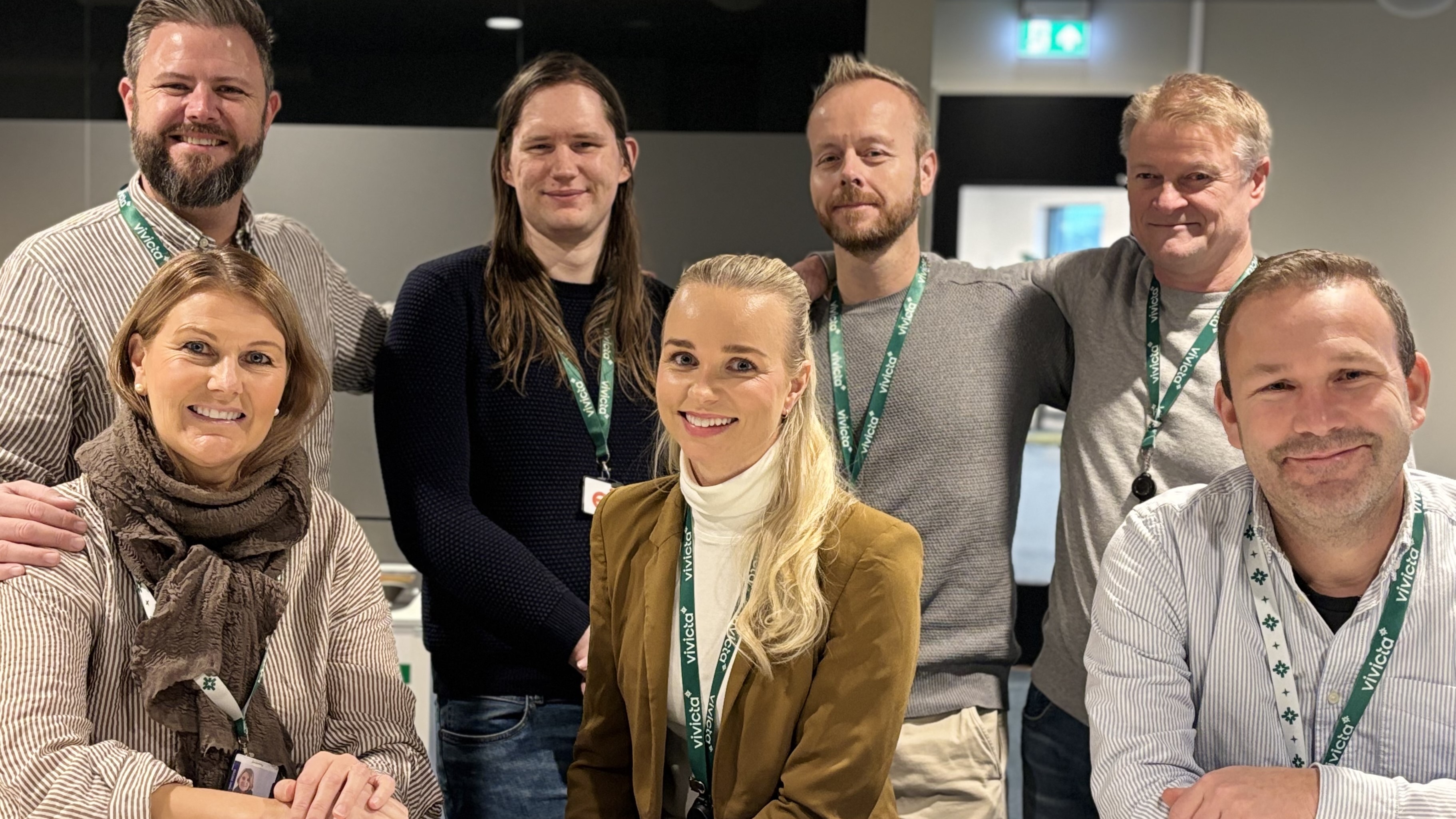 gruppebilde, 7 personer, kontormiljø