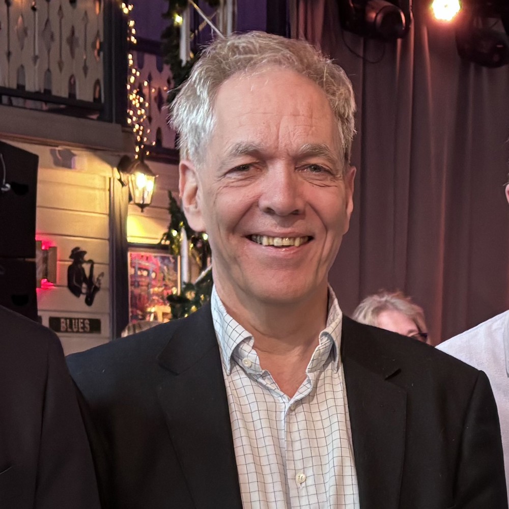 portrett mann, poserer, lokale med lys og scene