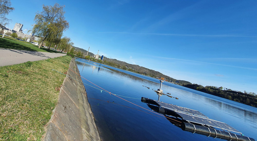 liten flåte med solcellepanel på vannet