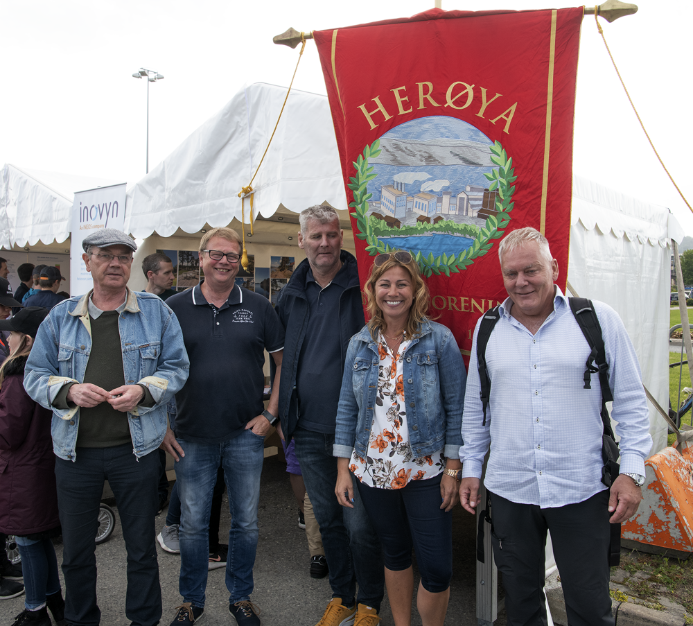 fem personer foran en fane for Herøya Arbeiderforening