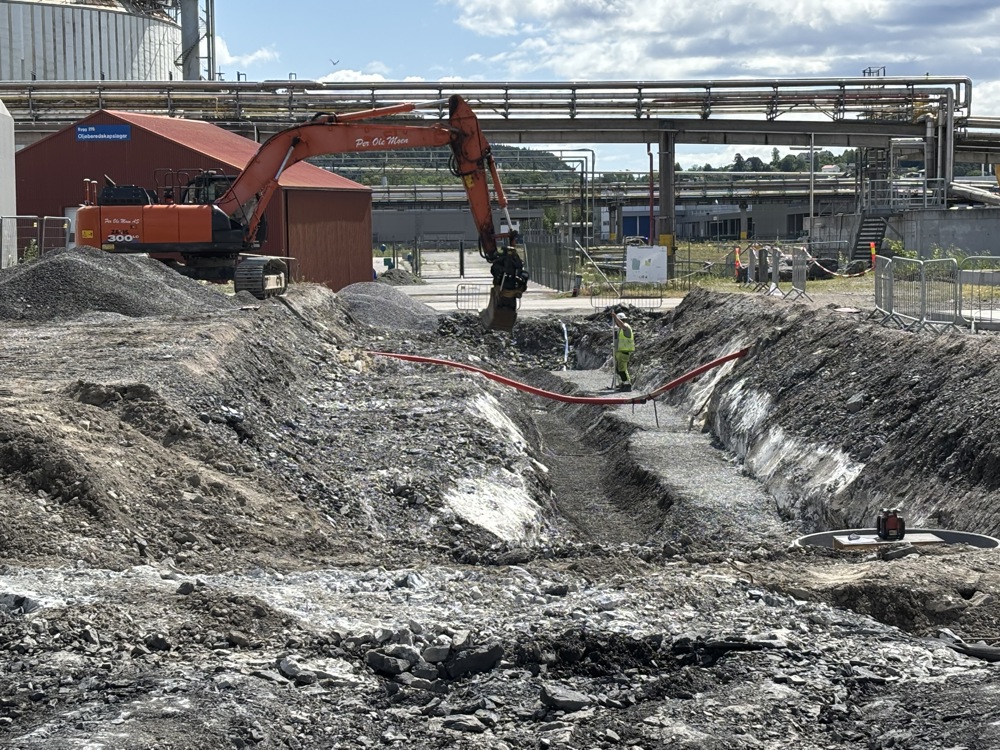 anleggsområde, gravemaskin, en meter under terrengnivå.