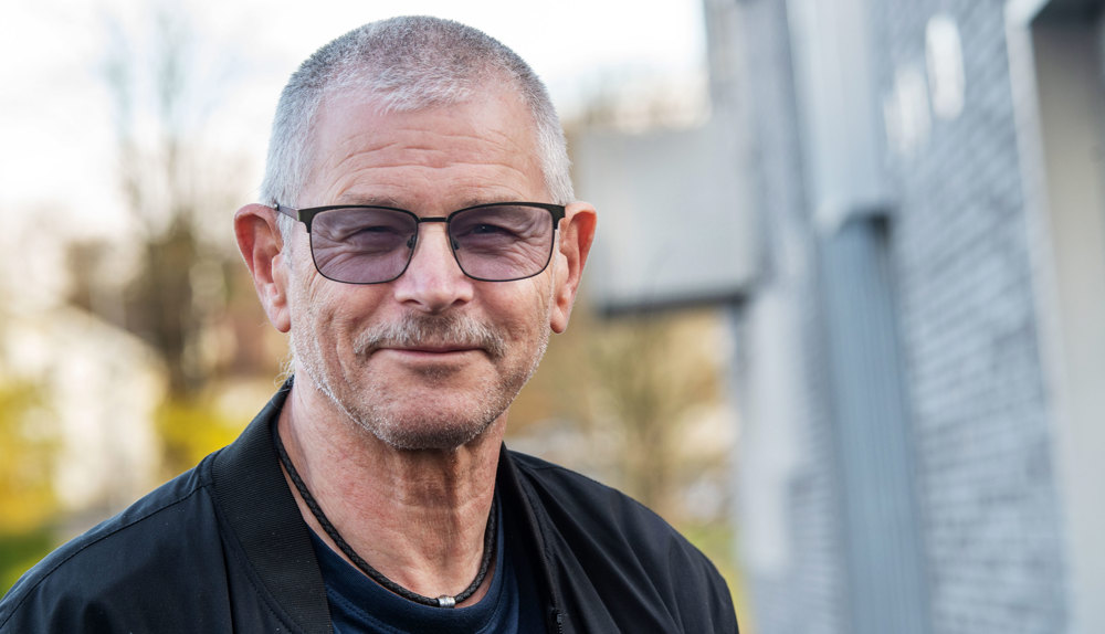 portrett av mann, poserer, grått kort hår, mørke briller