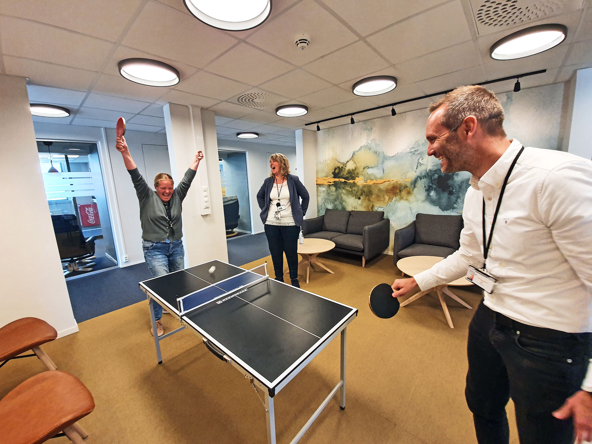 two persons playing table tennis, joy, arms in the air, offices
