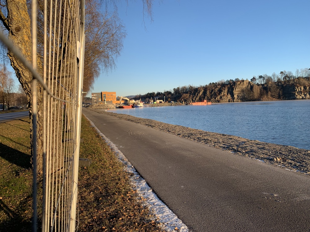 langsgående anleggsgjerde, gang- og sykkelsti langs vannkanten