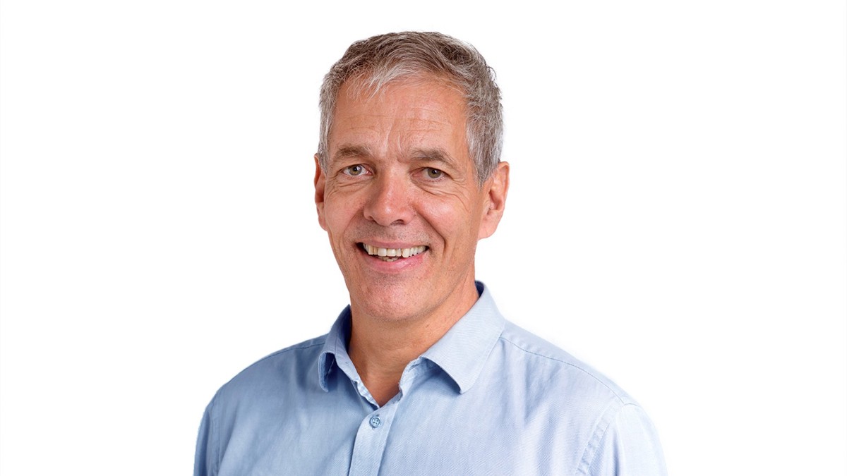 portrett av mann i lys blå skjorte