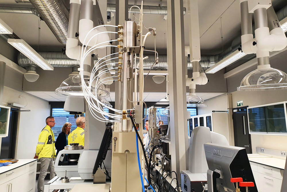 wires and infrastructure in the new lab