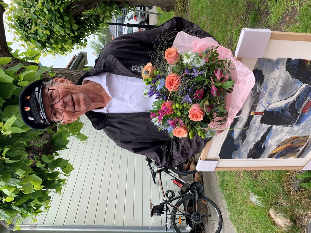 mann med sjømannscaps holder blomster og kunstbilde